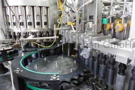 ボトル充填機とキャップ機