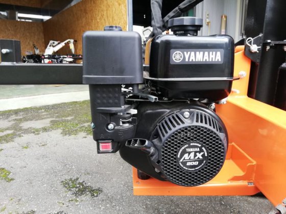 30トン自走式薪割り機