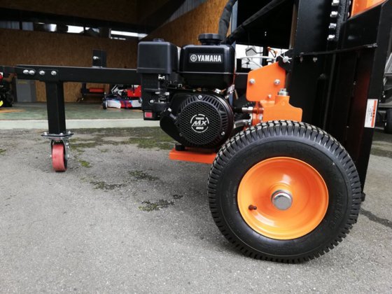 30トン自走式薪割り機