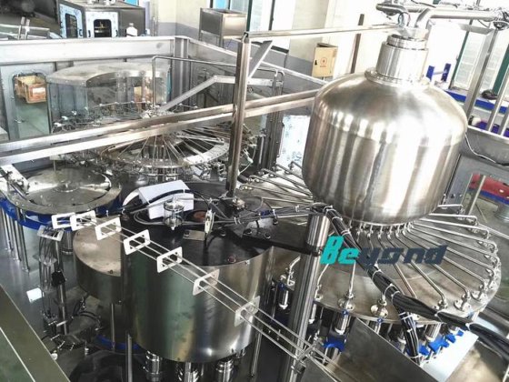 新型设计的饮用水制造吹瓶机、灌装机、旋盖机、贴标机和组合式包装机