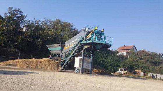 Constmach 生产的 30 立方米/小时全移动式混凝土搅拌站