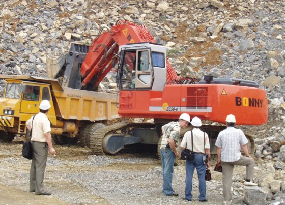 邦尼 CE650-8 65 吨液压采矿挖掘机