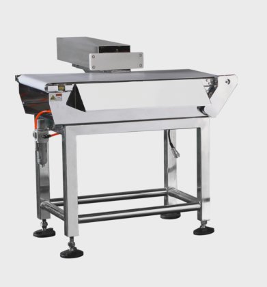 中国产品供应商。用于食品工业的自动在线检重秤，带白色 PU 皮带