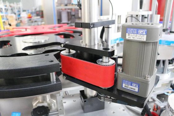 高精度全自动星轮瓶贴标机，实现高效标签应用