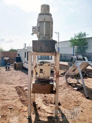 2つの上部電動モーターを備えた粉砕機