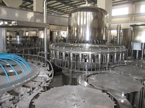 高科技全自动塑料瓶装设备水洗灌装旋盖机