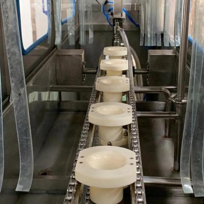 高质量全自动 5 加仑纯净水灌装和密封设备，为行业领先者提供高科技功能