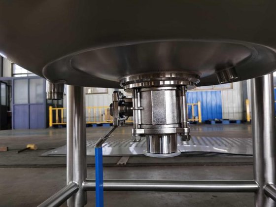 三重搅拌混合釜（刮刀式、桨式、高剪切分散式）