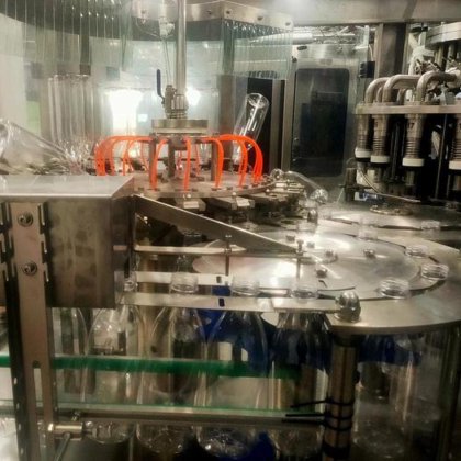 高速全自动果汁牛奶液体瓶清洗灌装旋盖包装机