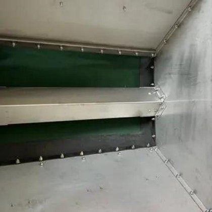 土壌構造を強化し、資材をきめ細かく分散 ゴルフコース芝用トップドレッサ