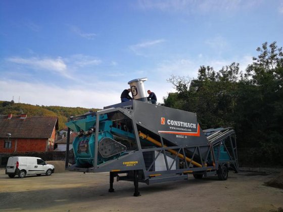 Constmach 生产的 30 立方米/小时全移动式混凝土搅拌站
