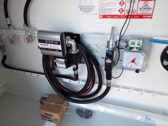 28000 リットルの燃料貯蔵庫は完全に束ねられています