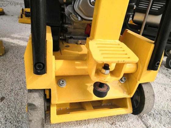 中国制造的专业挖掘机 汽油可逆式平板压实机