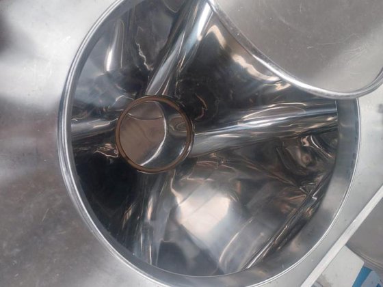 约 400 升的不锈钢桶。带盖