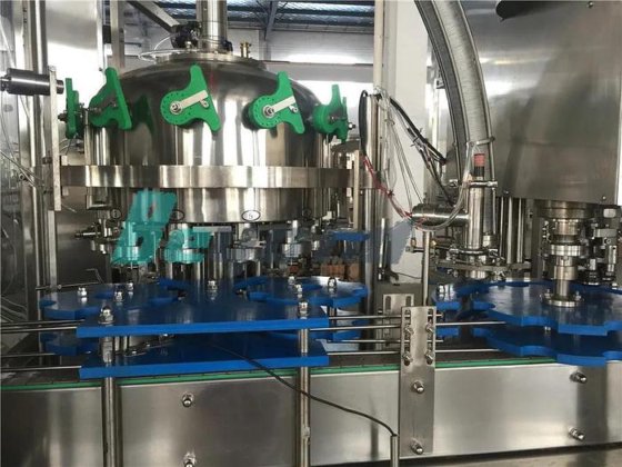中国啤酒铝罐底部碳酸饮料水灌装机