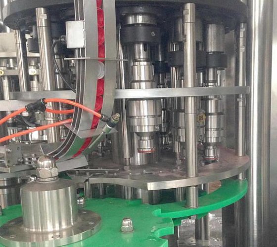 全自动三合一 CSD 瓶碳酸饮料/苏打水软饮料灌装机