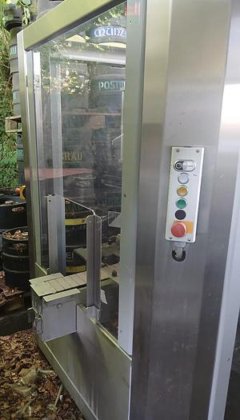 粘着ラベル貼付機