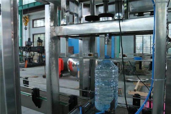 全自动三合一矿泉水瓶灌装和旋盖机