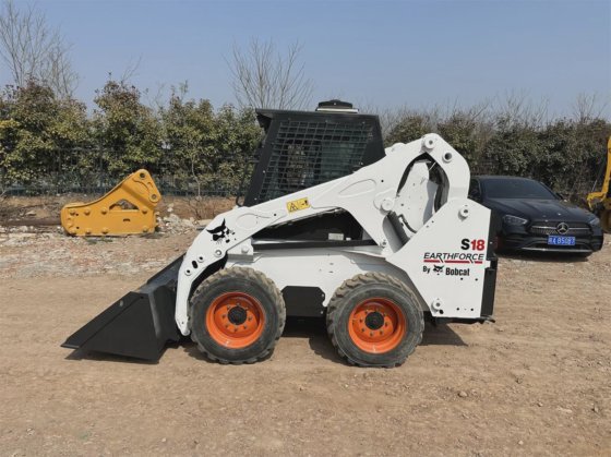山猫滑移装载机 S18