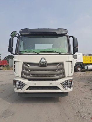 中国二手HOWO卡车车头 6X4 中国重汽自卸车车头