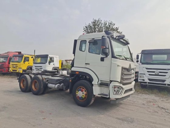 中国二手HOWO卡车车头 6X4 中国重汽自卸车车头