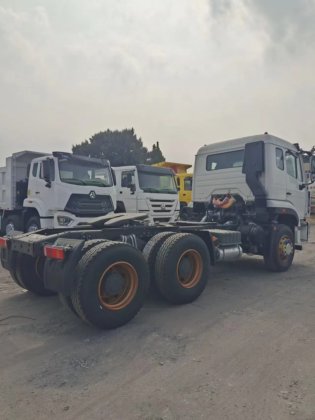 中国二手HOWO卡车车头 6X4 中国重汽自卸车车头