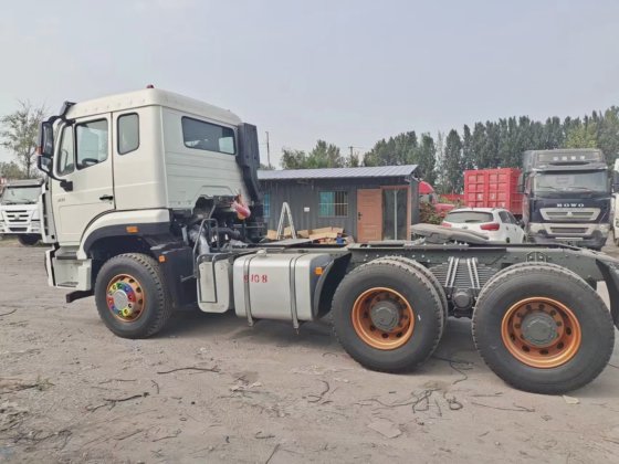 中国二手HOWO卡车车头 6X4 中国重汽自卸车车头