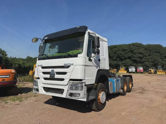 中国重汽 6X4 HOWO 10 轮胎牵引车