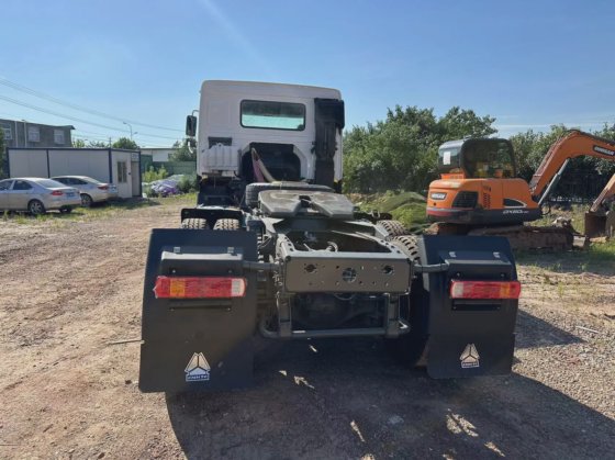 中国重汽 6X4 HOWO 10 轮胎牵引车