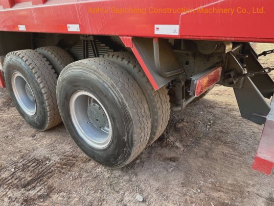 シノトラック HOWO 8X4 12 タイヤ使用ダンプトラック