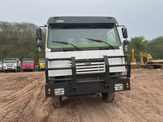 中古シノトラックダンプトラックHOWO 8X4 ティッパートラック