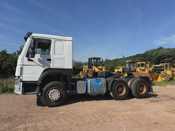 中国重汽HOWO 6X4牵引车车头