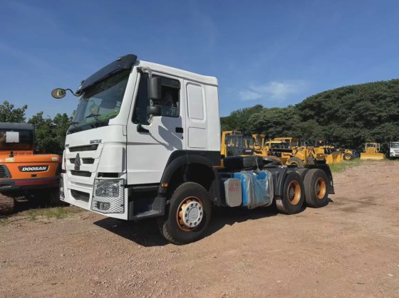 中国重汽HOWO 6X4牵引车车头