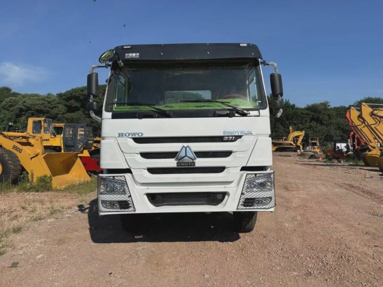 中国重汽HOWO 6X4牵引车车头