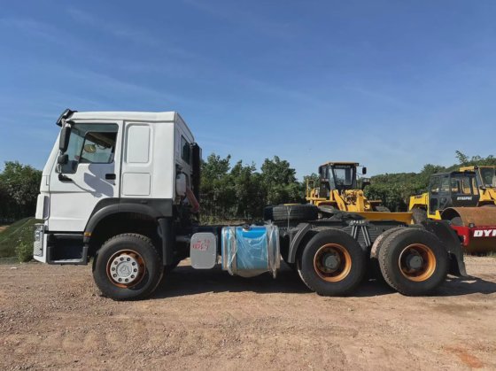 中国重汽HOWO 6X4牵引车车头