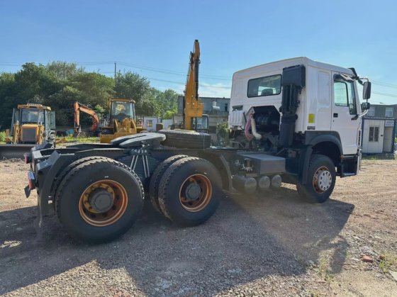 中国重汽HOWO 6X4牵引车车头