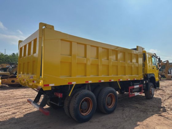 中国重汽HOWO 6X4 10轮胎371马力重型自卸车