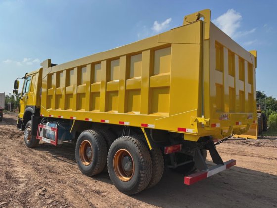 中国重汽HOWO 6X4 10轮胎371马力重型自卸车