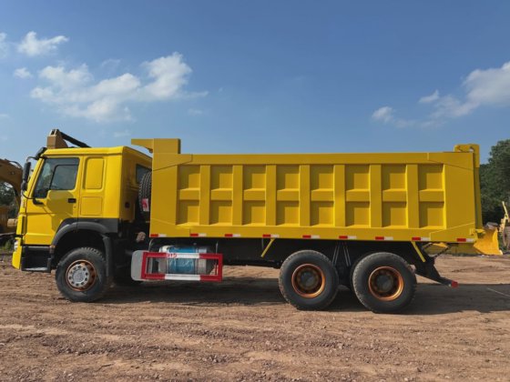 现货供应，车况极佳的中国重汽豪沃6x4 400马力黄色自卸车/翻斗车