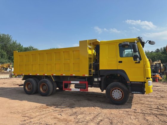 现货供应，车况极佳的中国重汽豪沃6x4 400马力黄色自卸车/翻斗车