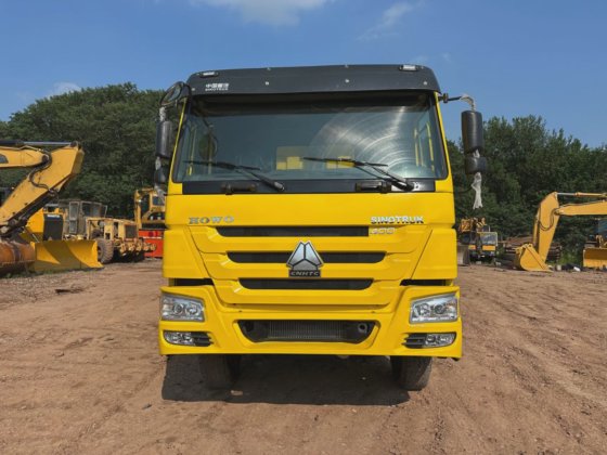 现货供应，车况极佳的中国重汽豪沃6x4 400马力黄色自卸车/翻斗车