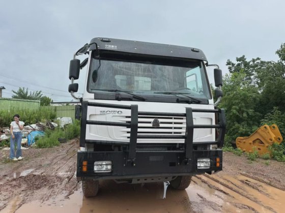 HOWO 12轮8X4 30cbm翻斗车自卸车出售