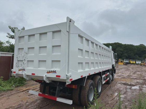 HOWO 12轮8X4 30cbm翻斗车自卸车出售