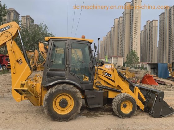 Retroescavadeira Jcb 3cx em bom