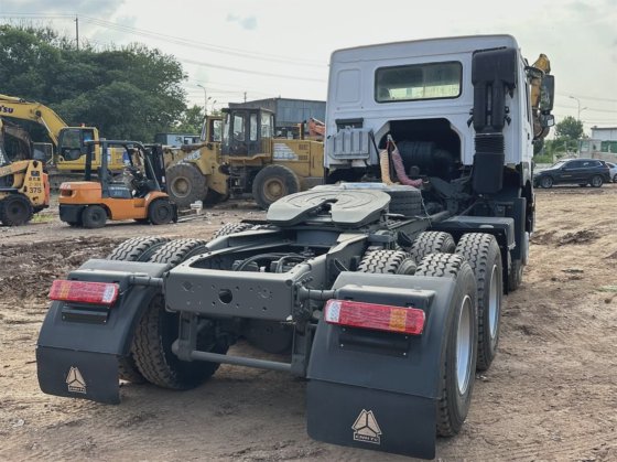 安価な中国ブランドの中古シノトラックHOWOトラックトレーラーヘッド