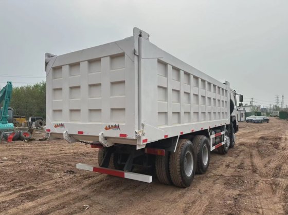 シノトラック 8X4 中古ハウオー ティッパー 鉱山用