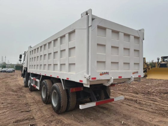 シノトラック 8X4 中古ハウオー ティッパー 鉱山用