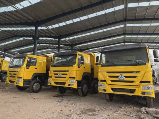 シノトラック 12wheeler 30cubic メーター HOWO