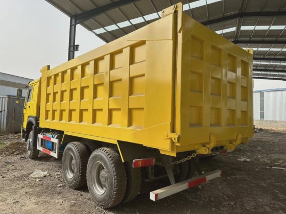 シノトラック 12wheeler 30cubic メーター HOWO