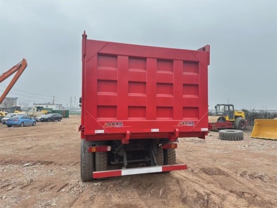 热销 HOWO 8X4 自卸车 12